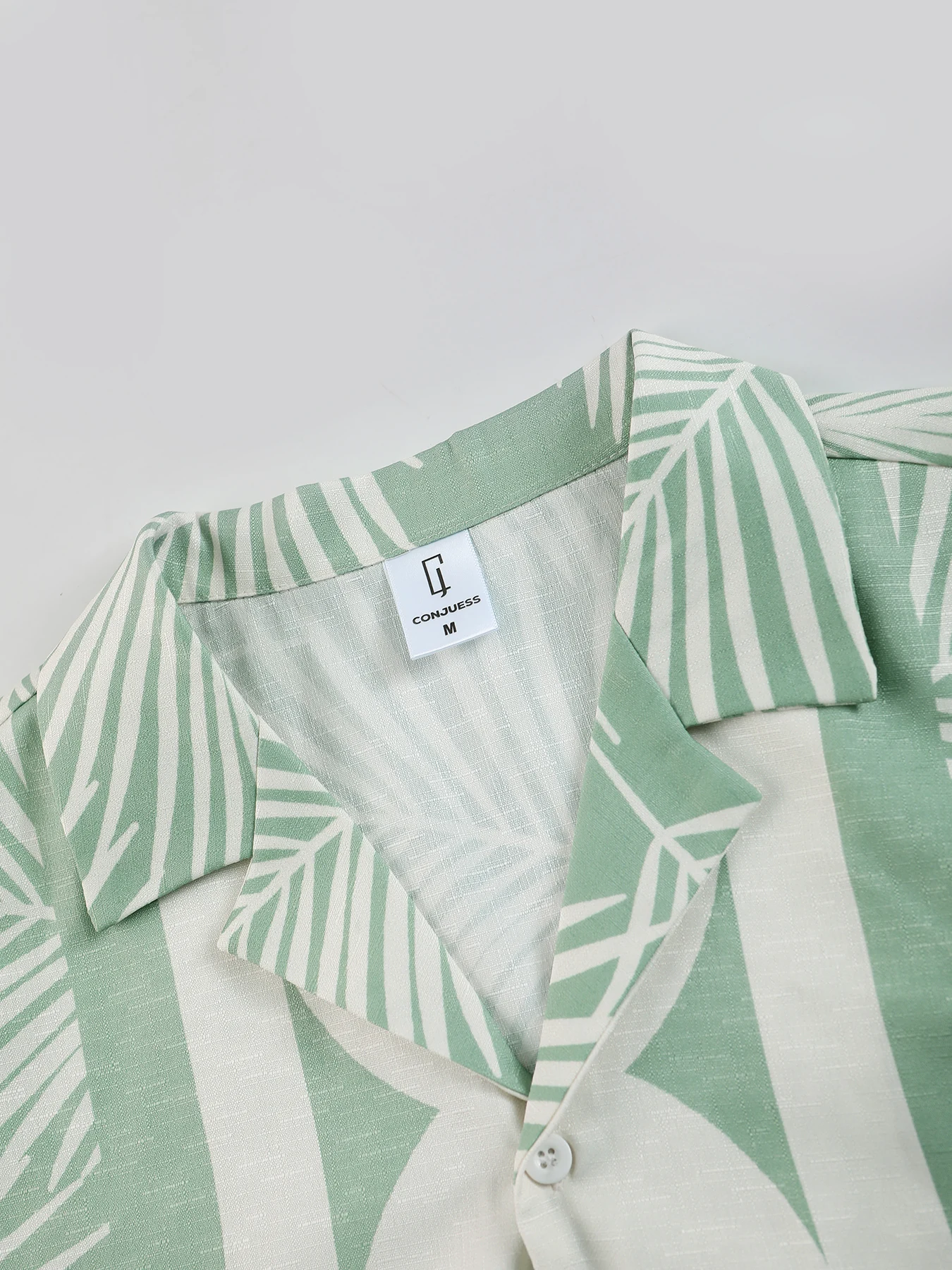 Tropical Plant Print Men's Two-Piece Suit, Green and White Cuban Collar Short-Sleeved Shirt and Shorts, Casual Loose Hawaiian Style Men's Summer Outfit view 5
