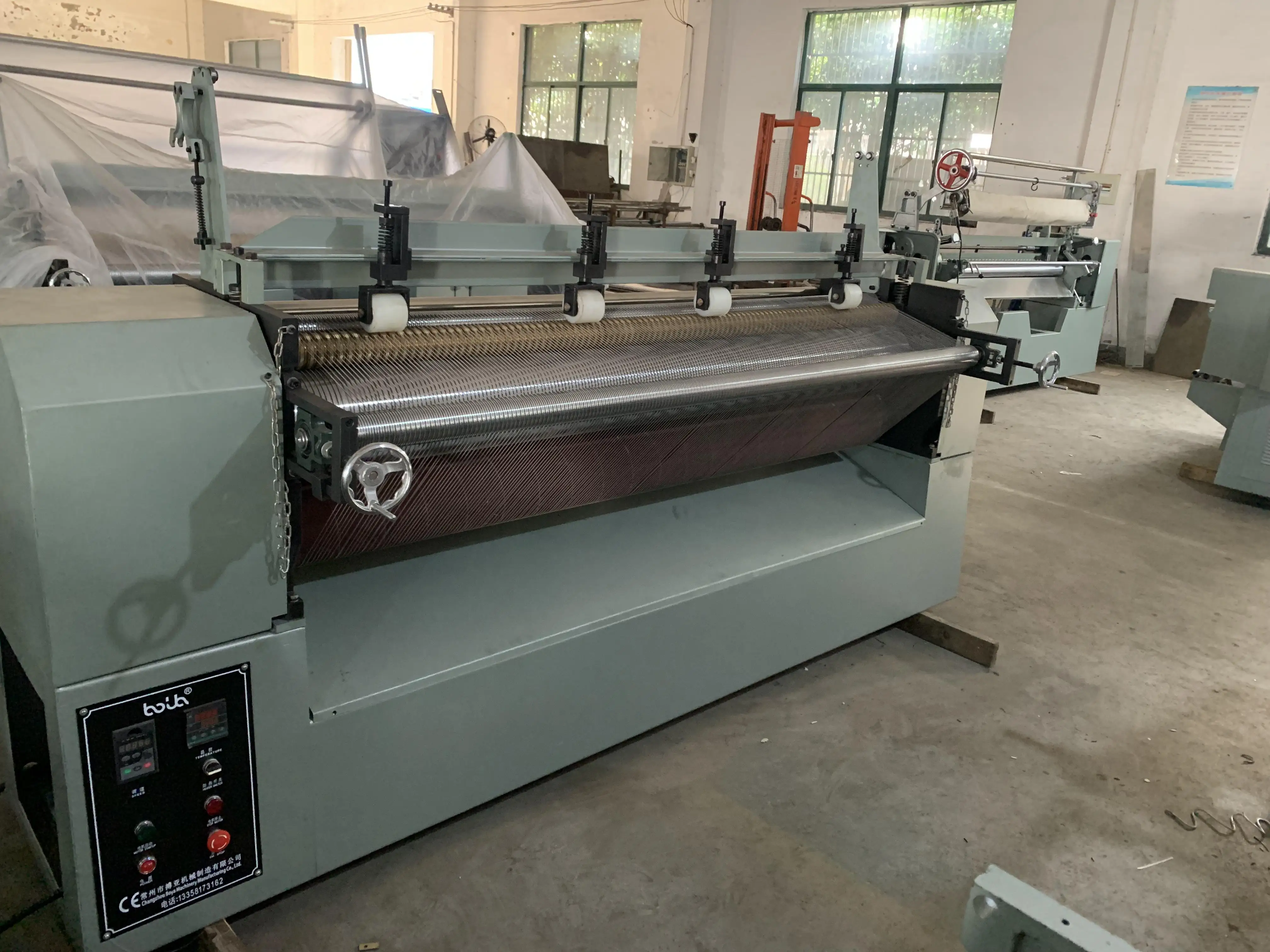 Macchina automatica per la produzione di pizzo pieghettato per vestiti