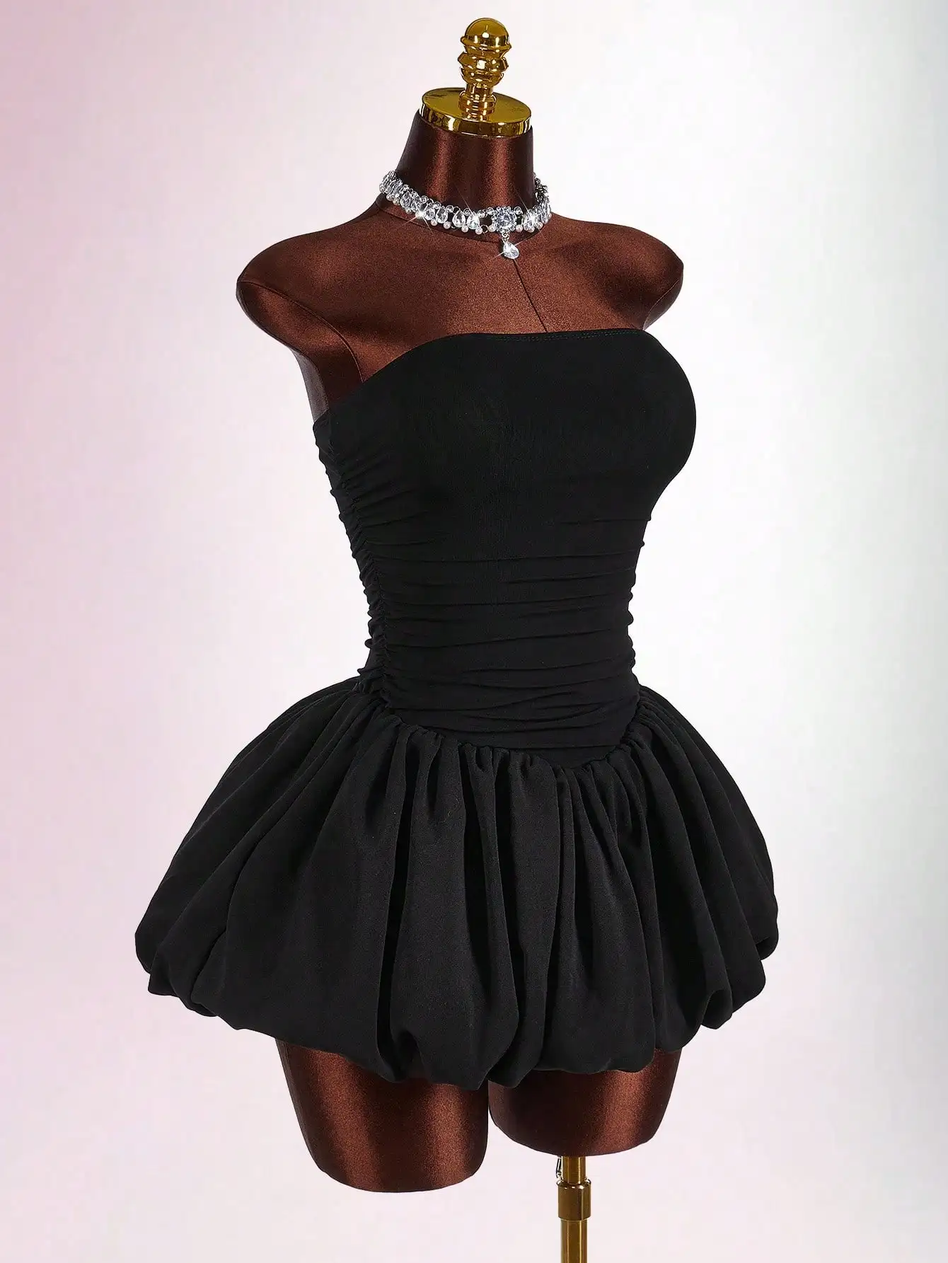 Zwarte strapless mini-jurk met ruches en pofrok voor zomerfeesten en vakanties