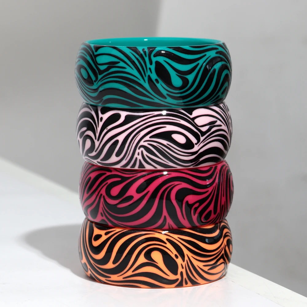 Modische Breite Unregelmäßige Gestreifte Manschettenarmbänder aus Kunstharz für Frauen Neue Acryl-Chunky Geometrische Runde Armreifen Retro-Schmuckgeschenke – Detail 2