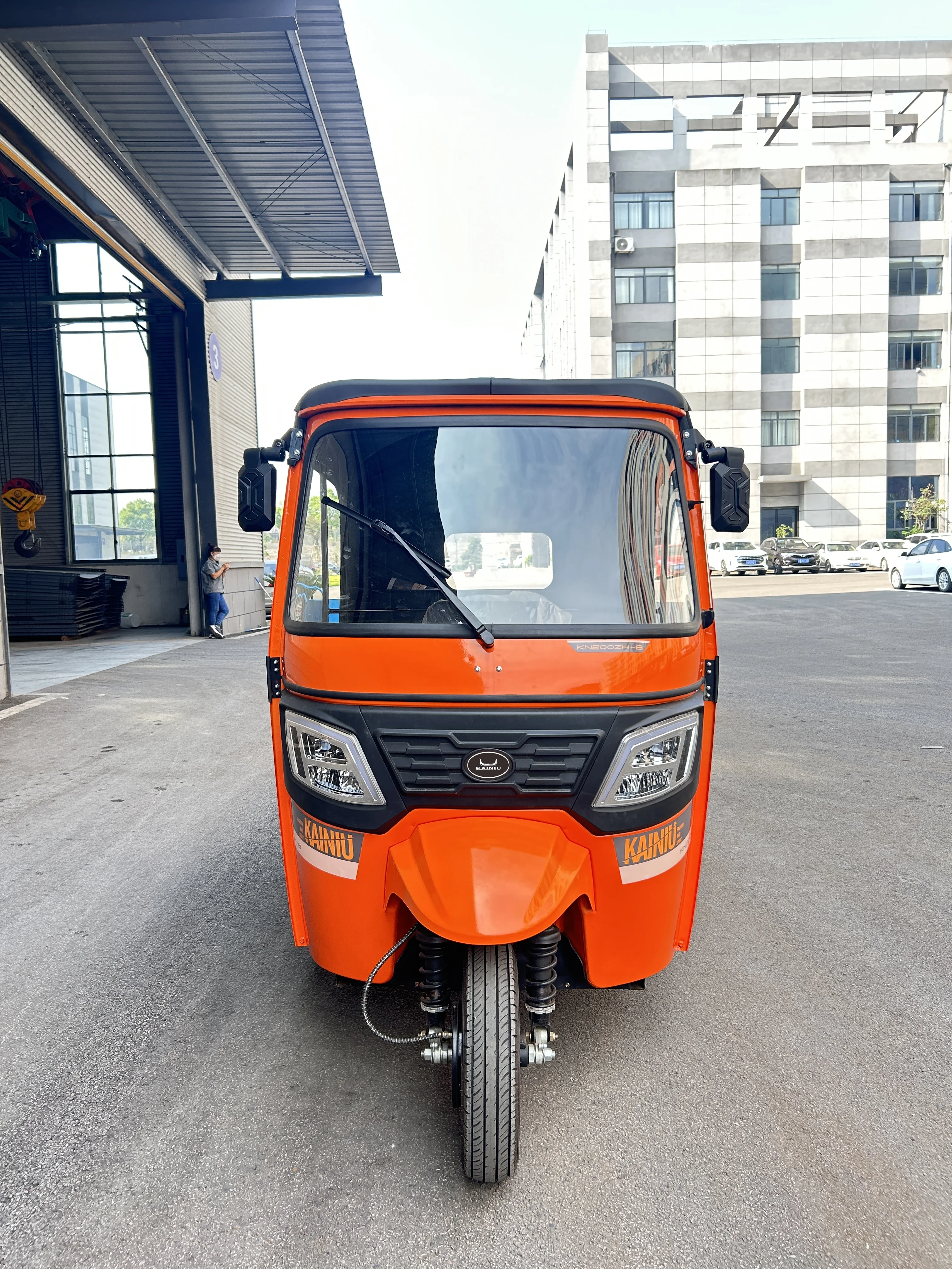2026 New 3000W 72V Electric Tuk Tuk Rickshaw 3 Wheeler 4 Passenger Closed Body Long Range 90km Family Taxi Transport Trike