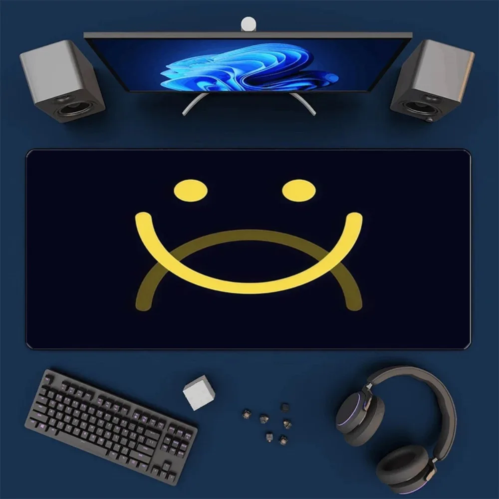 

Минималистичный желтый коврик для стола с изображением улыбающегося лица, большой коврик для мыши с 2D-печатью, нескользящий офисный коврик