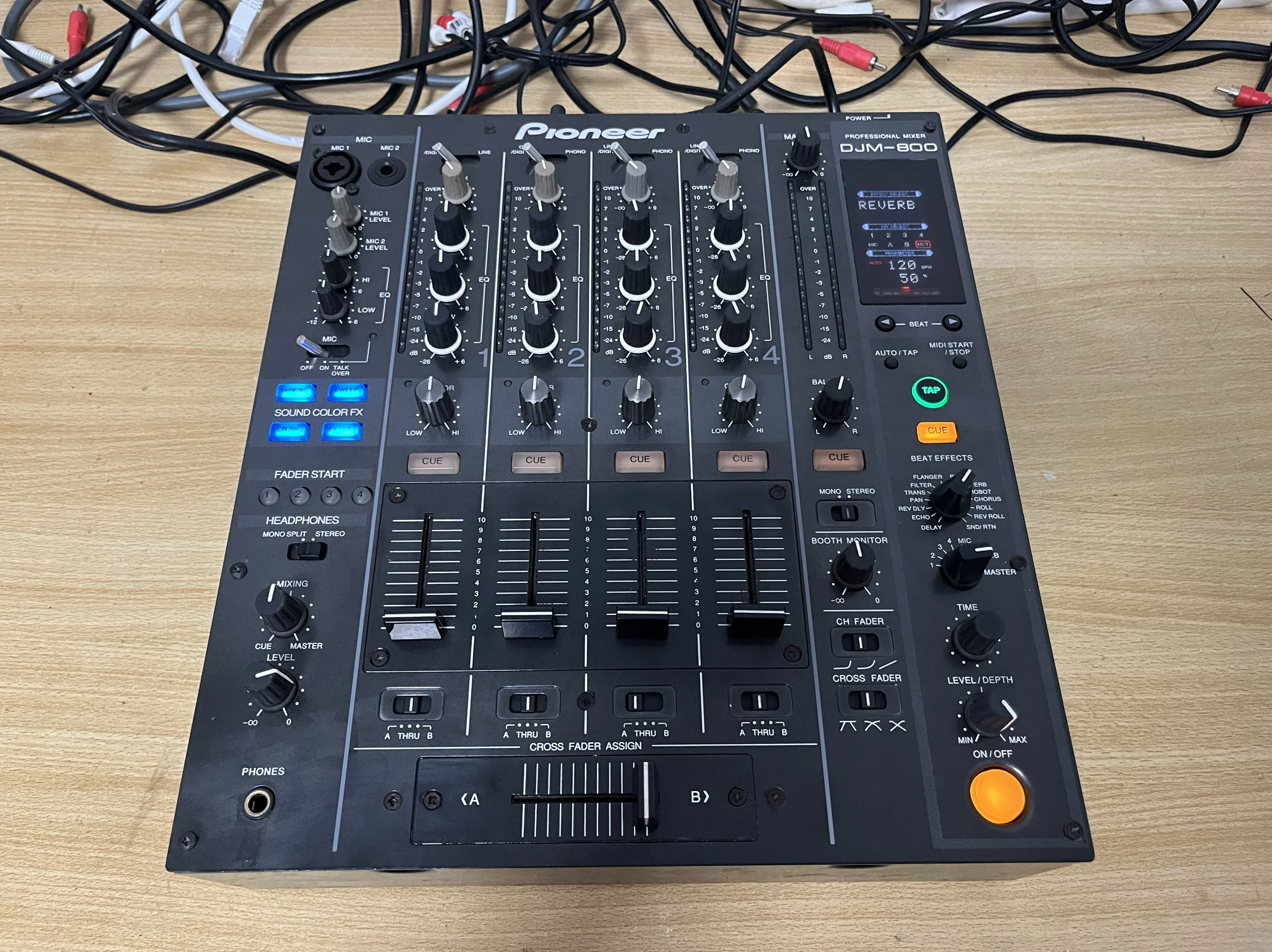 

Pioneer DJM800 mixer, normal use