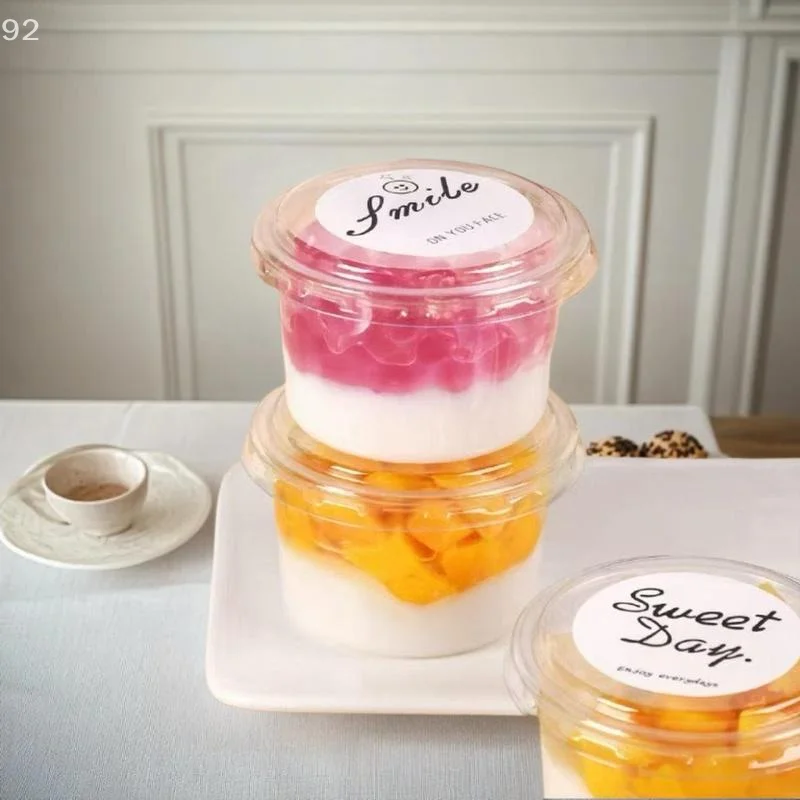 50 szt. Przezroczystych pojemników na desery/kompoty z akrylu spożywczego o pojemności 150/250/380 ml z zabezpieczonymi pokrywkami.