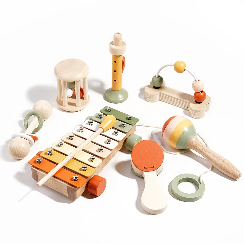 Hölzernes Musikinstrument-Spielzeugset. Beinhaltet eine Vielzahl von Instrumenten wie Xylophone und Rasseln. Kinder haben einen Explosionsspielen m