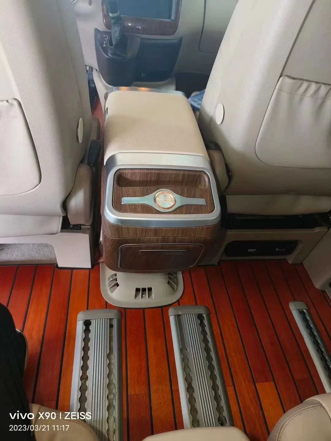 Für Vito V-Klasse Old Viano Upgrade mit kabelloser Aufladung Armlehne Aufbewahrung Kühlschrank Atmosphäre Licht Getränkehalter