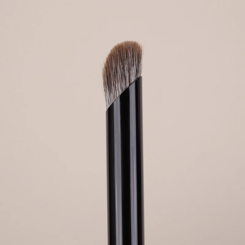 YIZHIBI specializes in hand-made makeup brushes. Inclined tube refers to abdominal eye brush with snow fox hair.