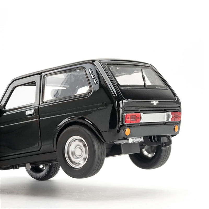 1:20 LADA NIVA Alloy Classic Car Model Diecast Metal Toy Vehicles Car Model Simulation Sound and Light Collection Childrens Gift