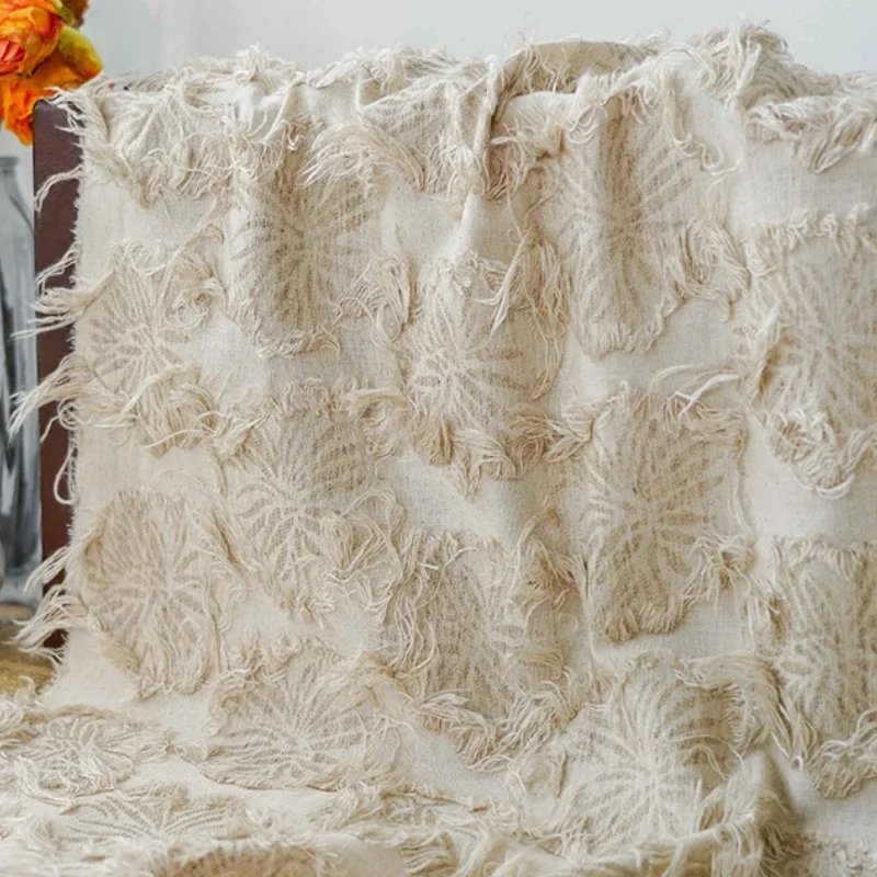 

Окрашенная в пряжу жаккардовая ткань, осень-зима, маленькие кисточки, молоко, кофе, светлые цветы, женская классическая рубашка, рюкзак, декоративная ткань