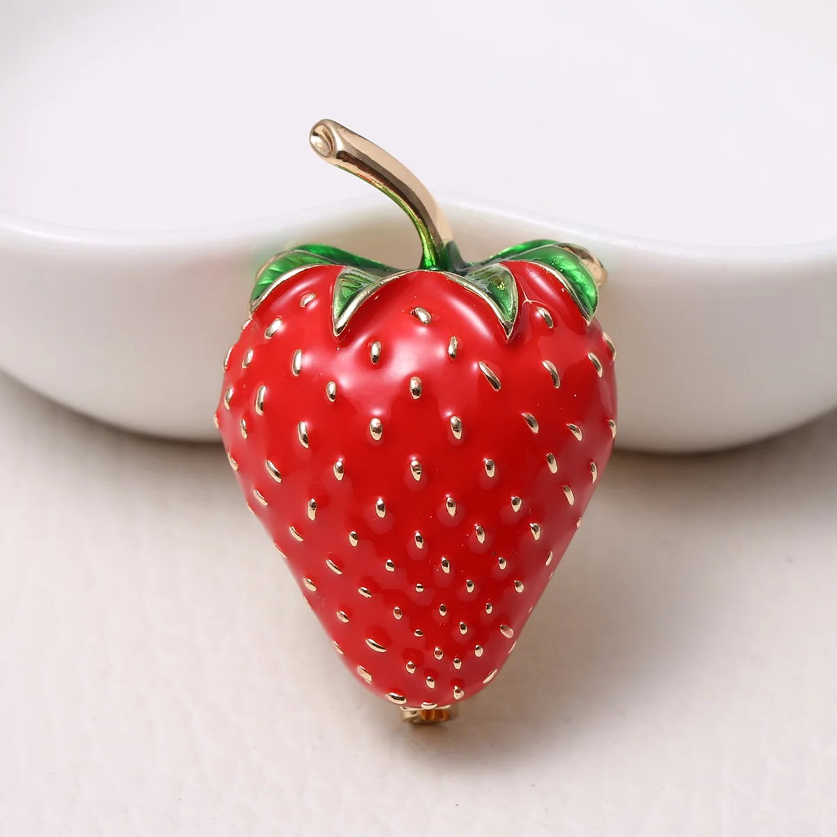 Exquisite strawberry brooch, fruit clasp, personalized, fashionable, compact mini pin, small and cute accessories