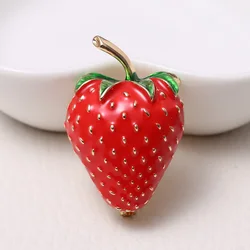 Exquisite strawberry brooch, fruit clasp, personalized, fashionable, compact mini pin, small and cute accessories