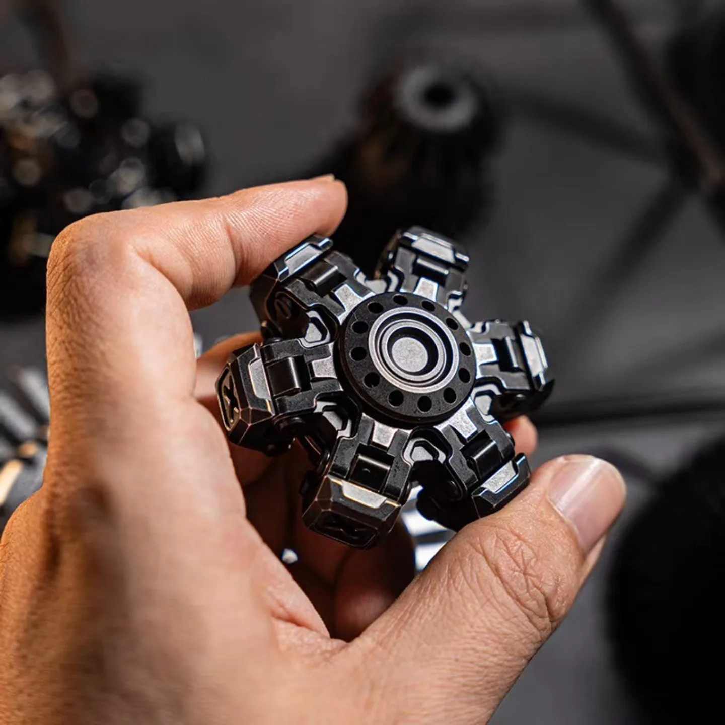 Giocattolo da tavolo di decompressione Fidget Spinner con apertura dell'armatura meccanica a sei pagine in metallo Machinarium X EDC