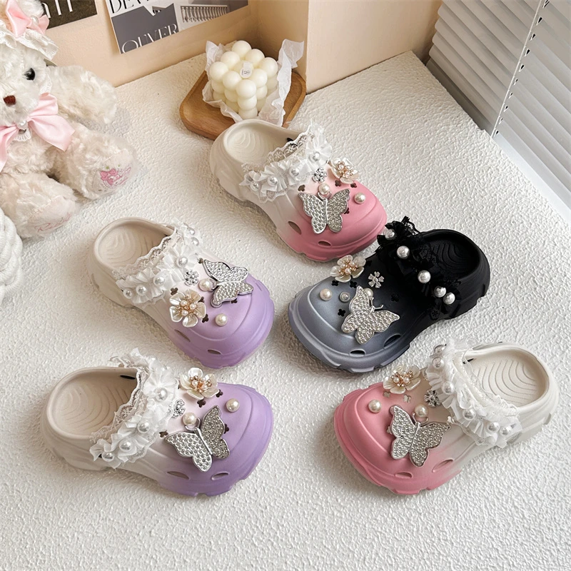 

Мультяшные сабо с бабочками и жемчугом, с цветочным узором, для мальчиков и девочек, семейные уличные тапочки, нескользящие, увеличивающие рост, с закрытым носком