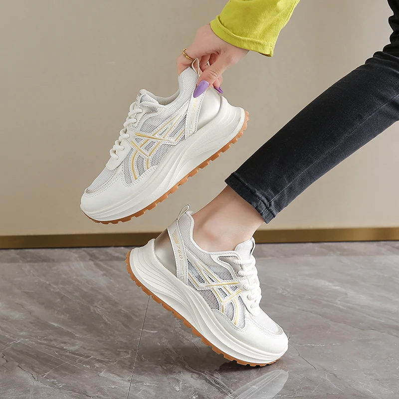 فورست غامب أحذية النساء 2025 الصيف نمط جديد شانغ شي تنفس تنوعا أحذية رياضية غير رسمية سميكة سوليد النساء حذاء أبيض