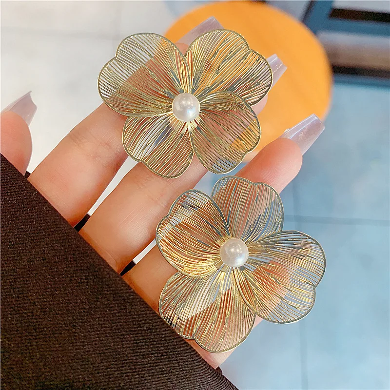 Exaggerated large flower earrings, new high-end design, niche temperament, socialite pearl earrings, earrings gift