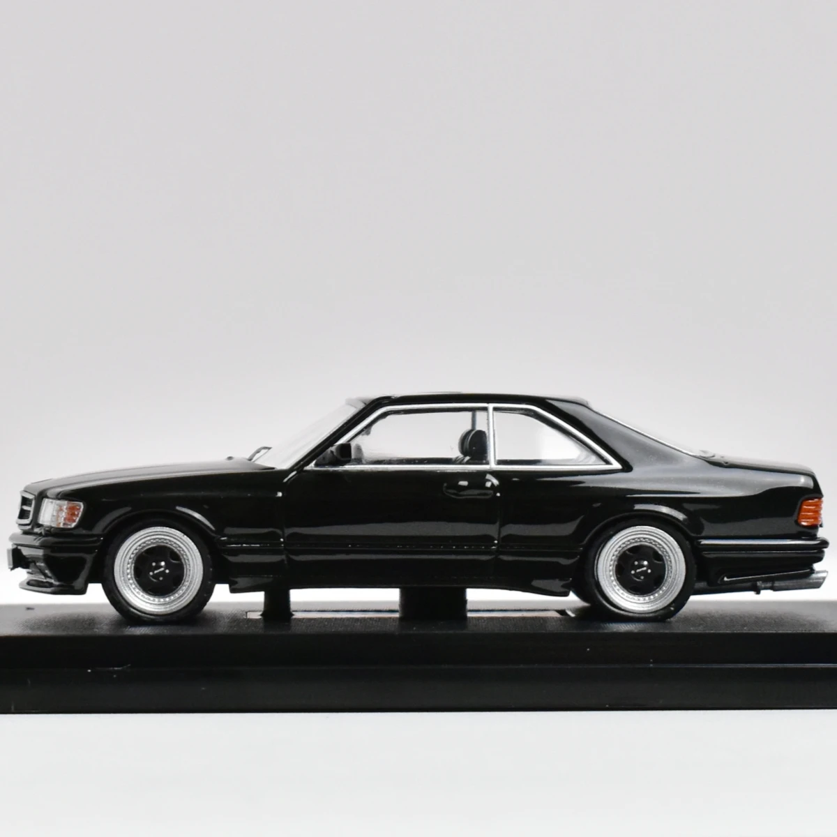 Rhino Model RM 1:64 560SEC W126 Diecast Model Car