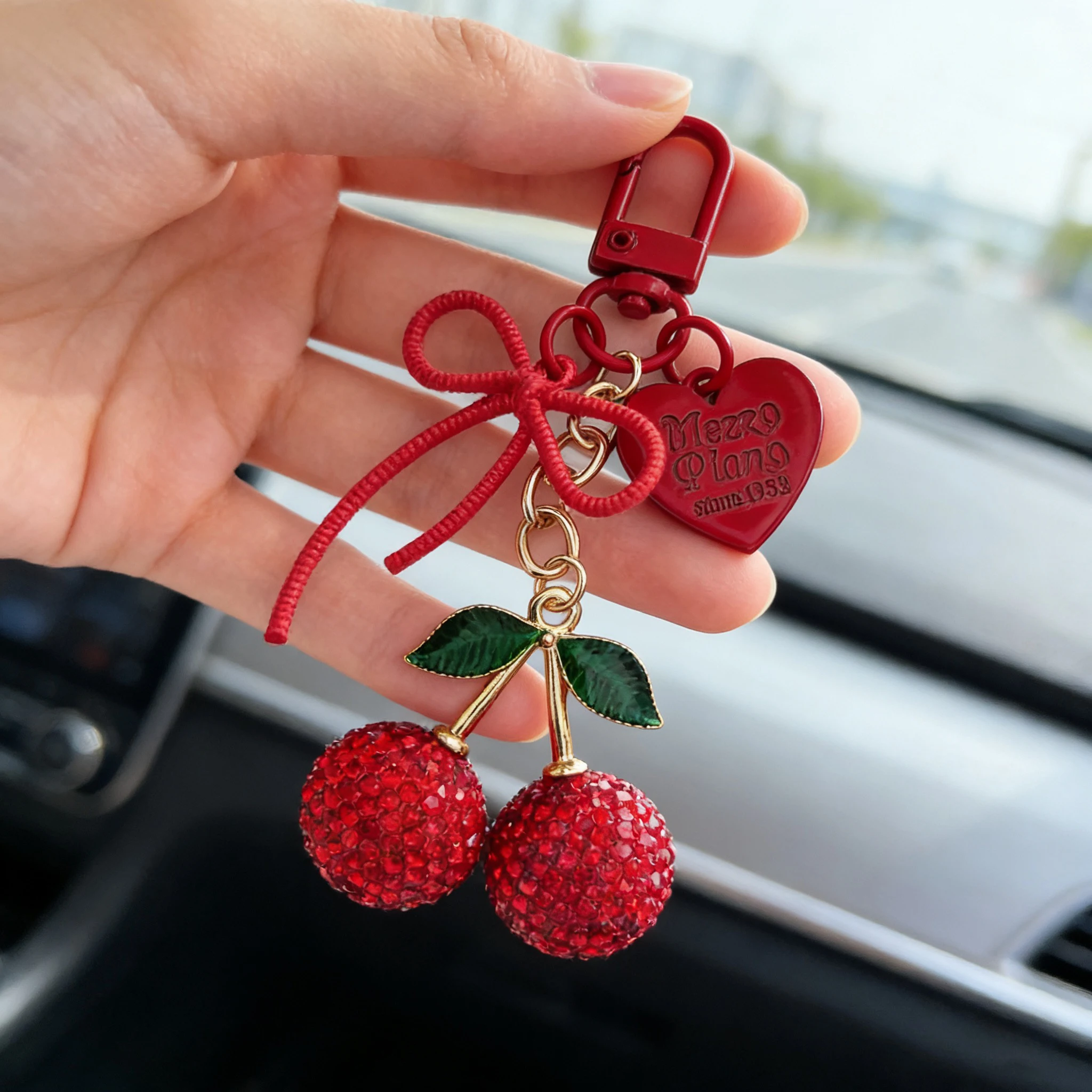 Niedlicher Frucht-Kirsch-Schlüsselanhänger Kreatives Herz Schmetterling Schleife Kirsch-Taschenaccessoire Modischer Auto-Schlüsselring Geschenk – Detail 3
