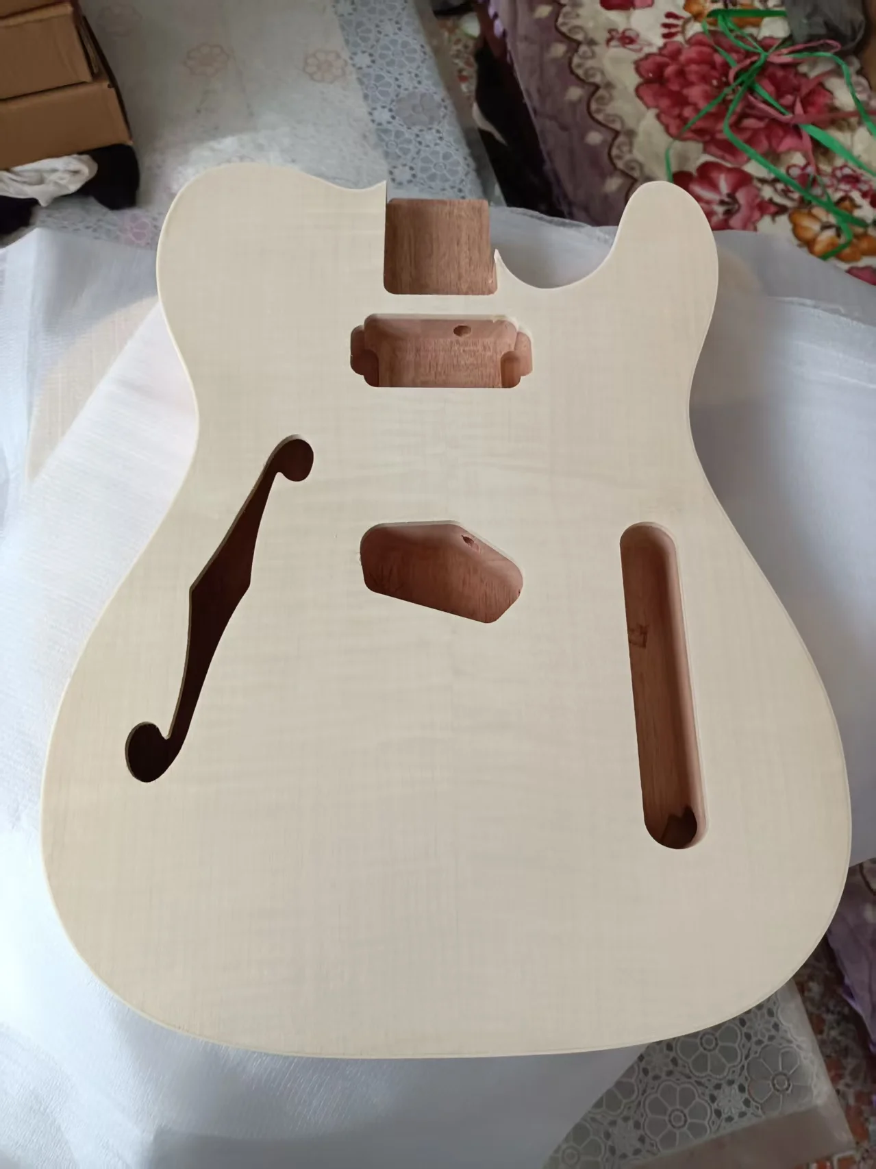 

Винтажный корпус гитары из красного дерева, шпон клена серого пламени, незаконченный для мастера, деталь «сделай сам», с краем, высокое качество