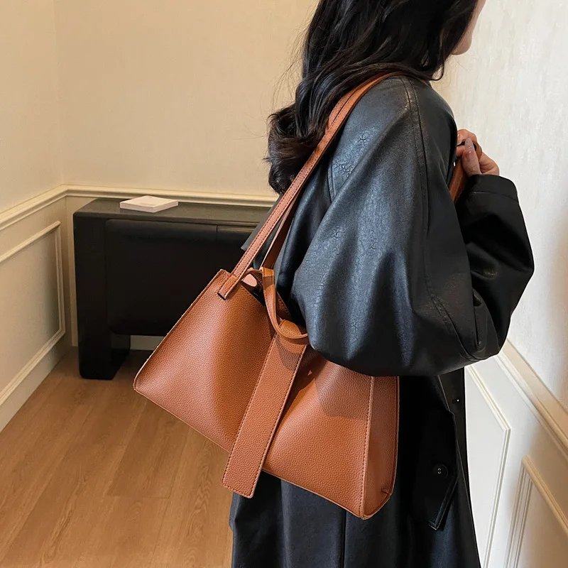 

Роскошная большая сумка осень-зима 2025 года, женская сумка с текстурированной ручкой сверху, просторная сумка через плечо «день-ночь», минималистичная сумка-слинг