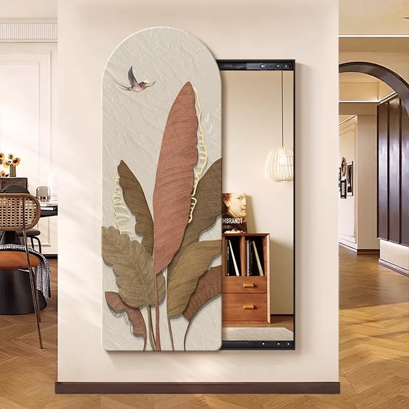 Dekorative Malerei im Wohnzimmer im mittelalterlichen Stil, unsichtbarer Ganzkörperspiegel, versteckter Ganzkörperspiegel