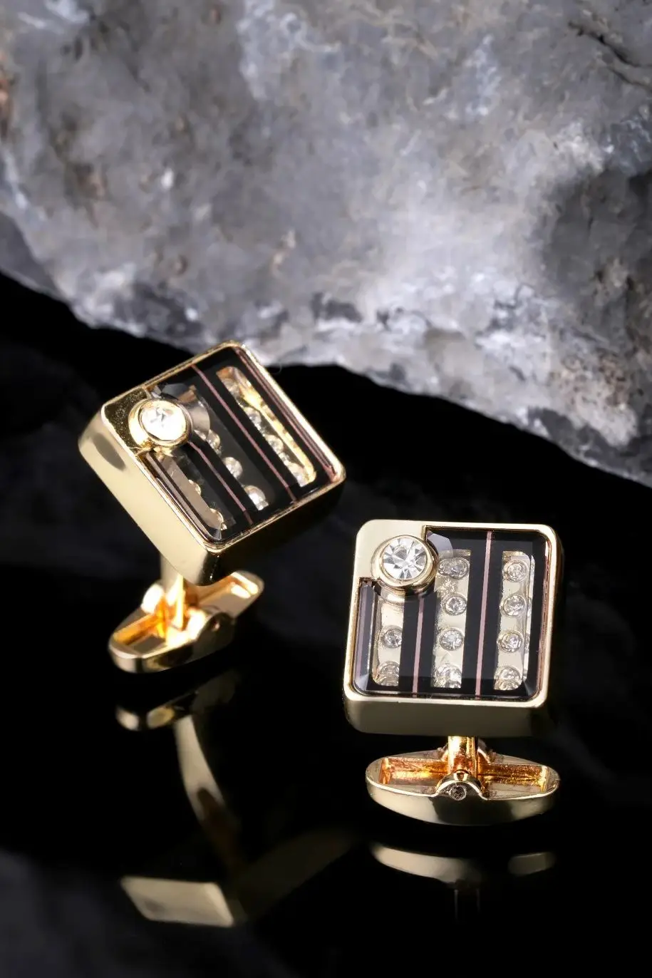 A pair of fashionable business inlaid crystal surface and rhinestone high-end men's cufflinks