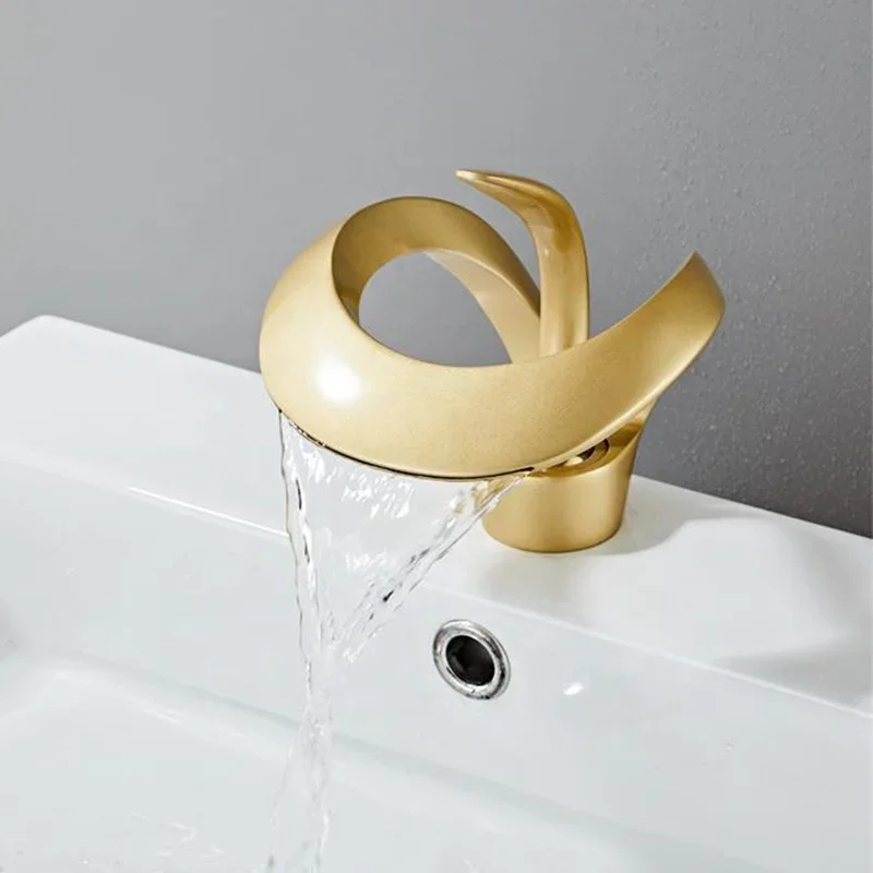 Low MOQ Brush Gold Modern Hot Cold Water Mixer Single Hole Bathroom Luxury Brass Waterfall Basin Faucet