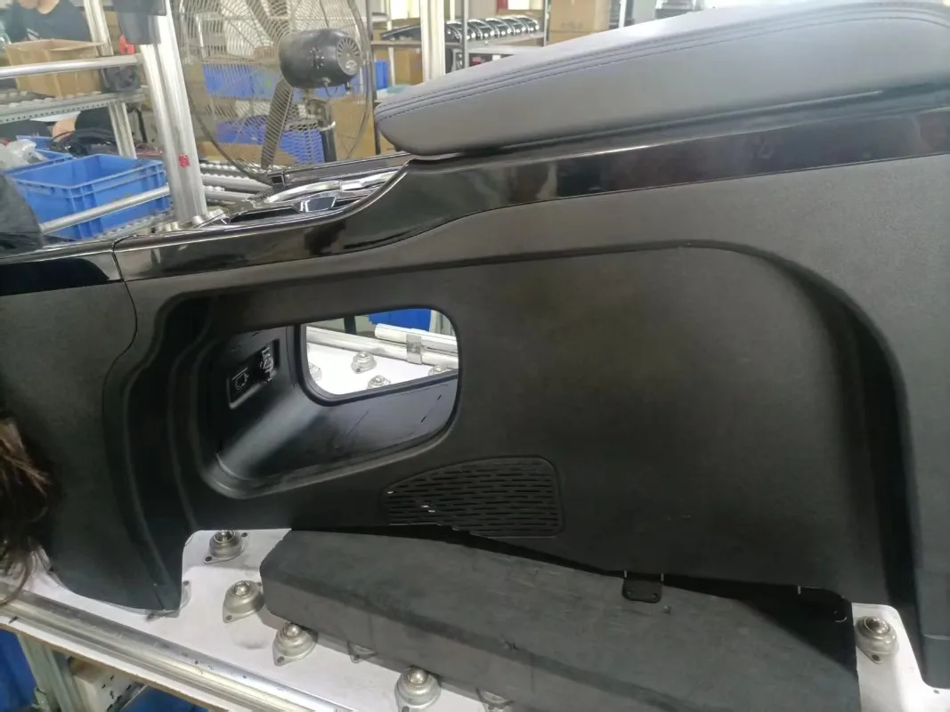 Hiace 300 RHD 2015- Center Console Armrest Box Leather Cup Holders Air Vents Wireless Charging USB-C 12V Socket