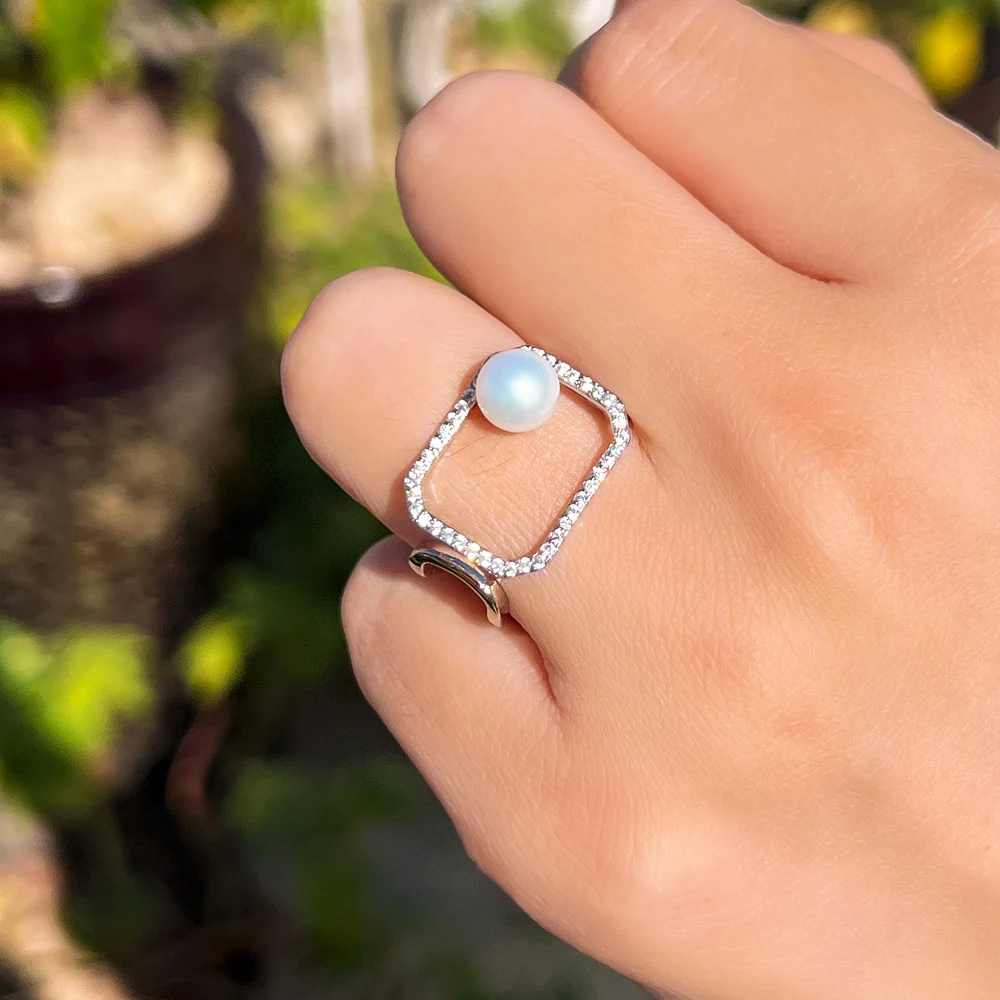 CWWZircons Resizeable Shiny White Cubic Zirconia Paved Creative Geometrical Rectangle Pearl Rings for Women Engagement R245
