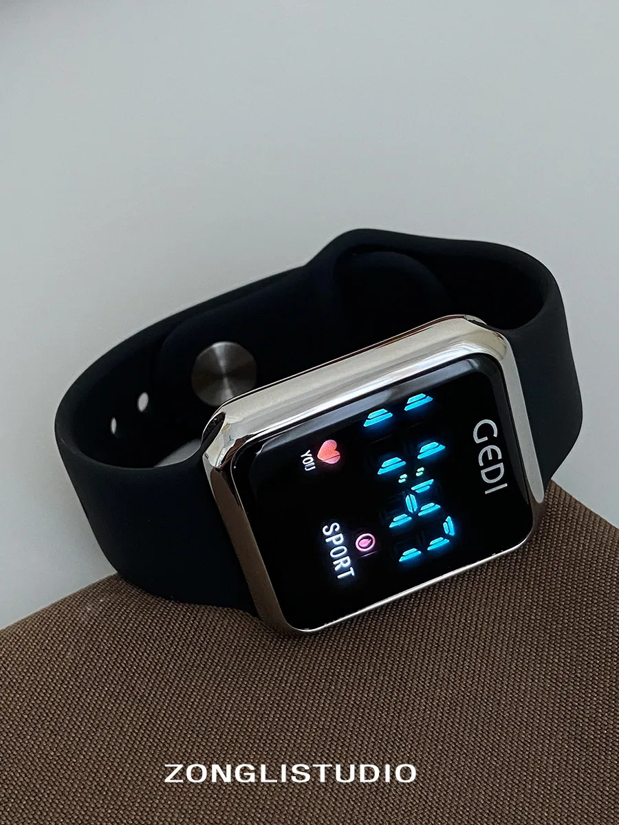 New Model Watch: Sporty And Casual, Suitable For Students, Features A Breathable Silicone Strap And A Reverse Buckle Closure.