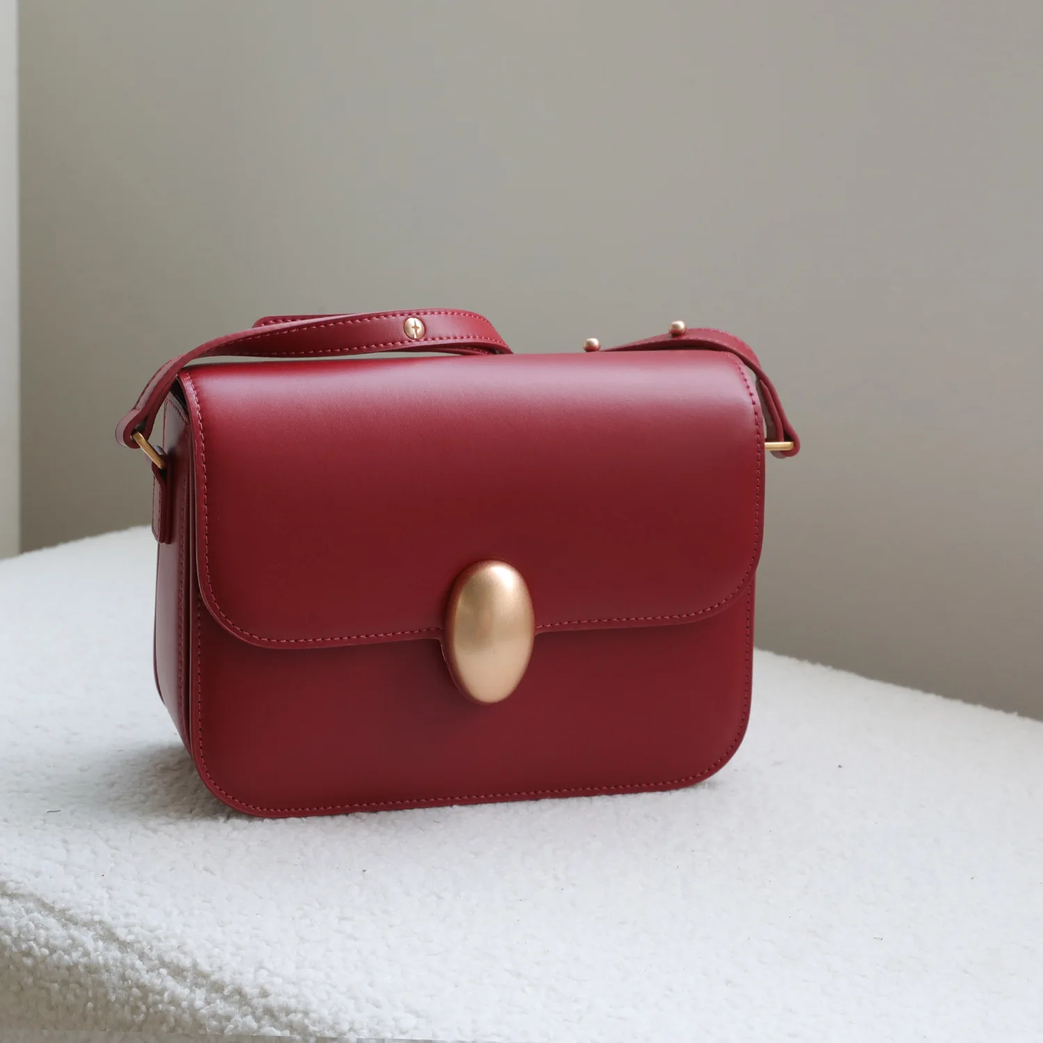 

Cowhide women's small square bag 2025 new niche design fashionable simple crossbody bag high quality commuter shoulder bag