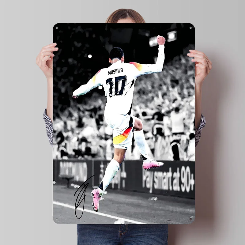 Musiala Fußball-Feier Druckposter Individualisierte Retro-Wandkunst Vintage Metallschilder für Fans Gaming-Raum-Dekoration Gemütlich