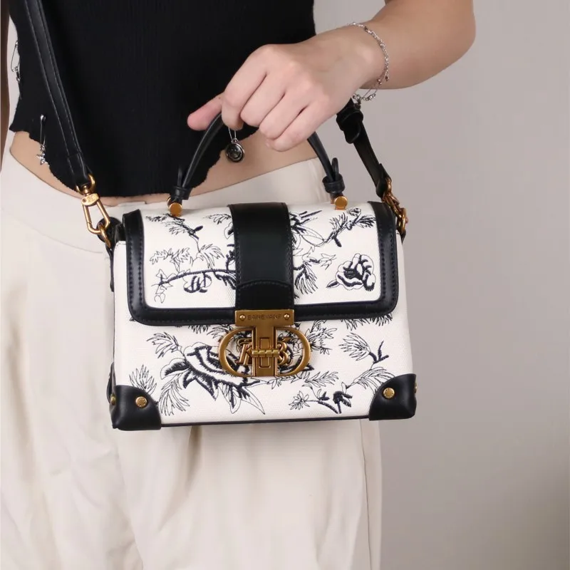 

Fashionable light luxury handbag women's bag 2026 autumn and winter new item high-end texture retro embroidery shoulder crossbod