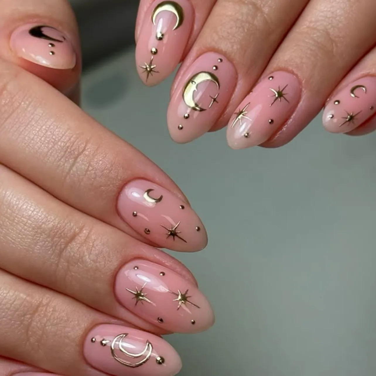 

24Pcs Short Round Head Press on Nails with Moon Star Design False Nail for Woman Nude Almond Reusable Full Cover Fake Nails Tips