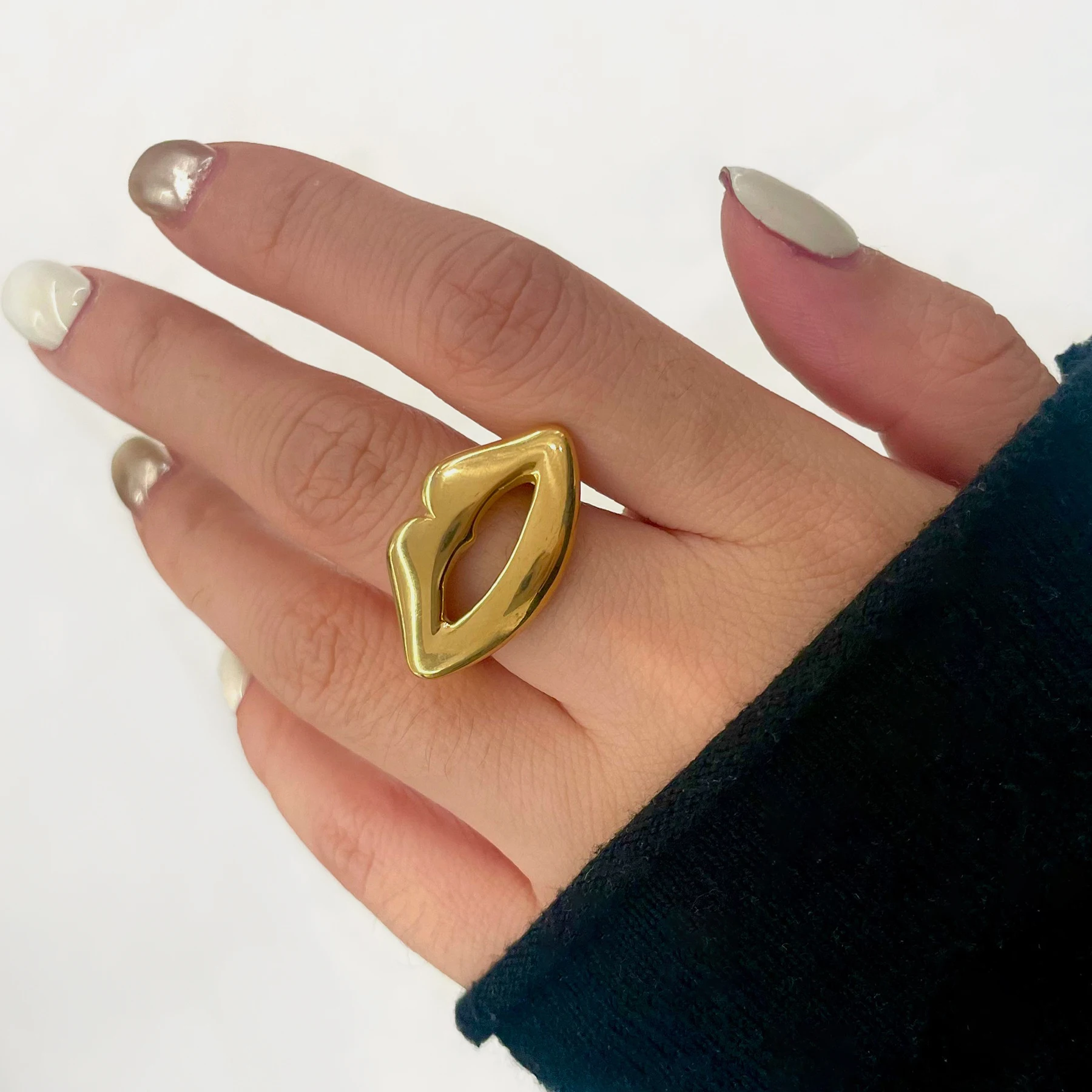 

Peri'sbox European and American Trendy Statement Lip Shape Women Rings Chunky Solid Gold Color Punk Ring Stainless Steel Jewelry
