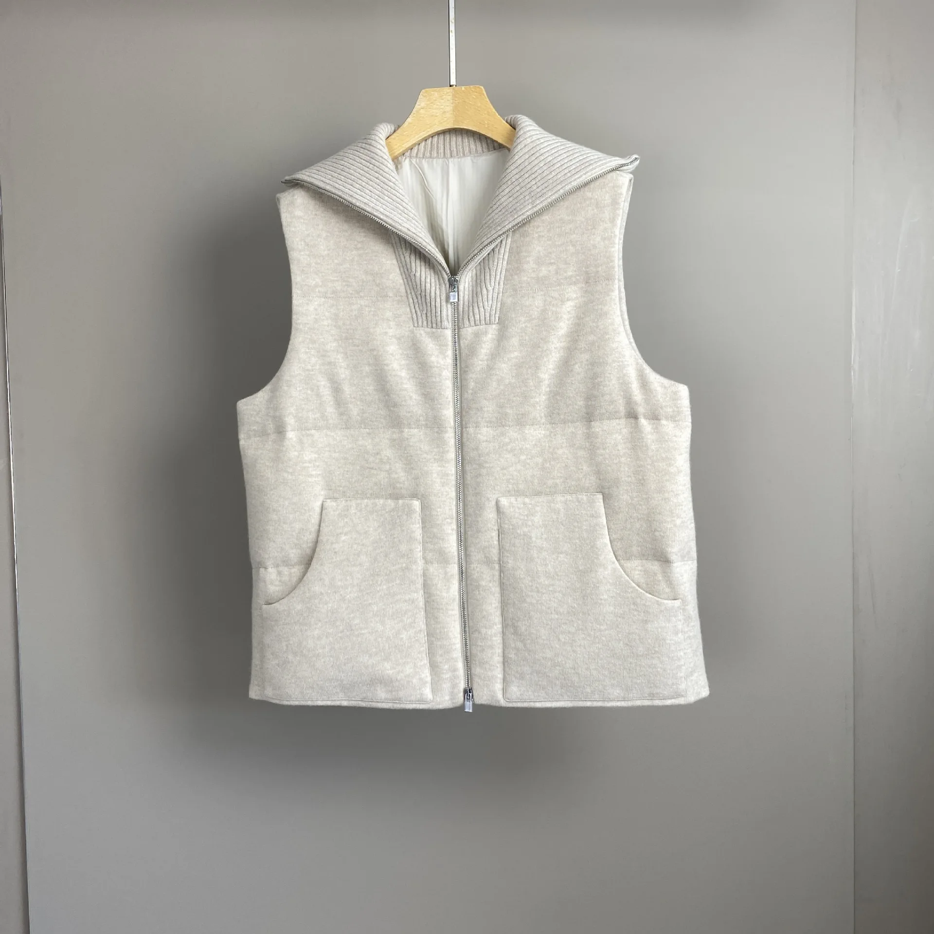 2025 Otoño e Invierno nuevo chaleco de plumas de ganso tejido de Cachemira chaleco de moda que combina con todo para mujer