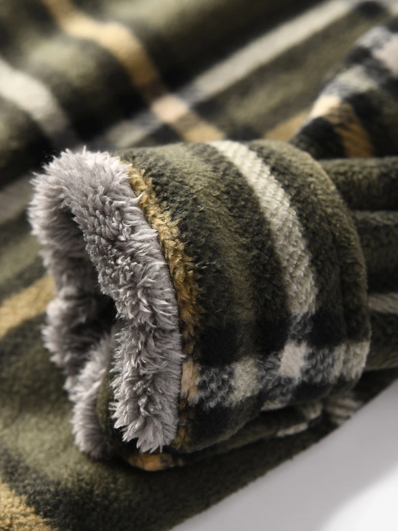 قميص رجالي كاروهات بأكمام طويلة مبطن بالصوف سميك وفضفاض للشتاء بأسلوب حضري عصري من ألياف البوليستر للشباب