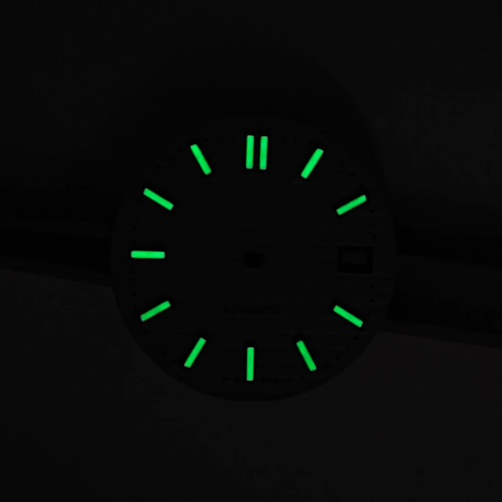 The 29.8 replacement modified dial is luminous and literally adapted to the NH38 movement