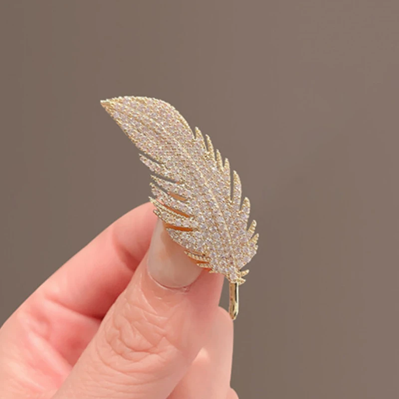 Fashion Brooches for Women Simple Elegant Feather Rhinestone Lapel Pins Luxury Suit Scarf Buckle Badge Jewelry Accessories