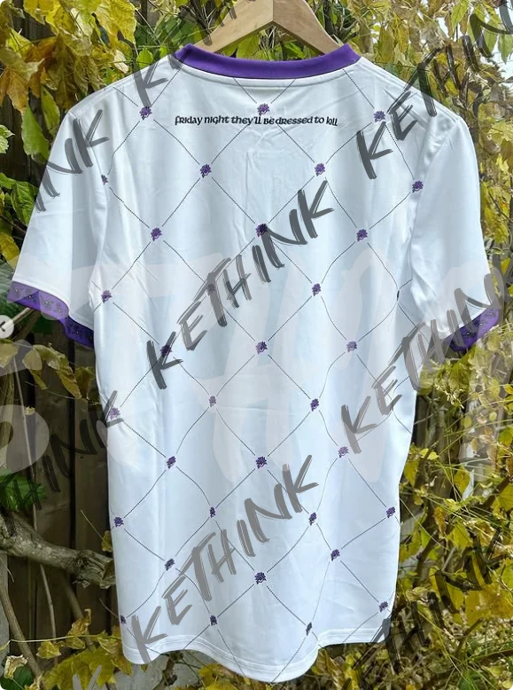 تي شيرت بوهيمي جديد. تحية إلى Thin Lizzy'S Famous 1977 Gig. تتميز اقتباسًا من الأولاد يعودون في المدينة على الرقبة