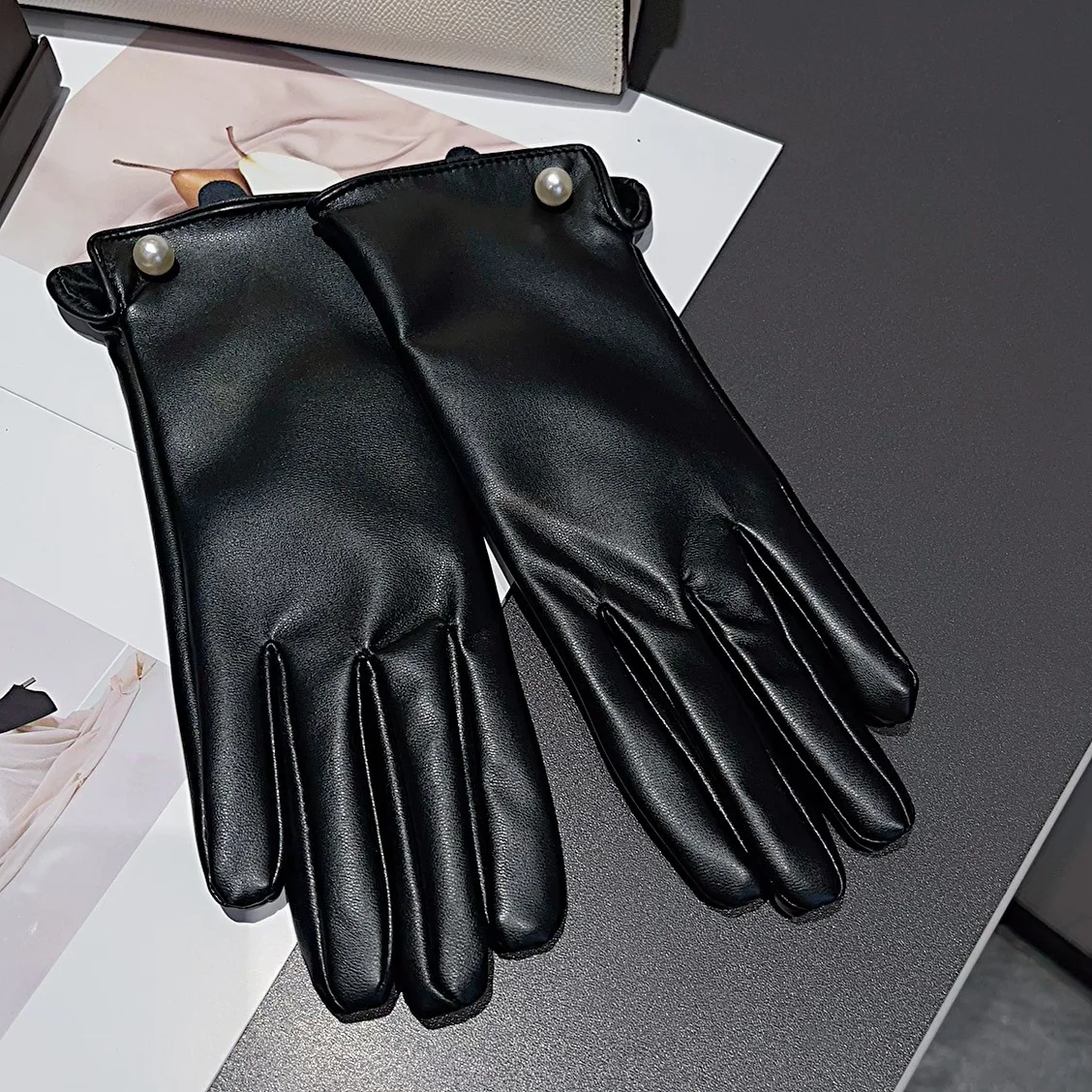 Xiaoxiangfeng Guanti da donna in pelle PU con touch screen completo a cinque dita in pelle proteica con borchie di diamanti cavi, velluto invernale