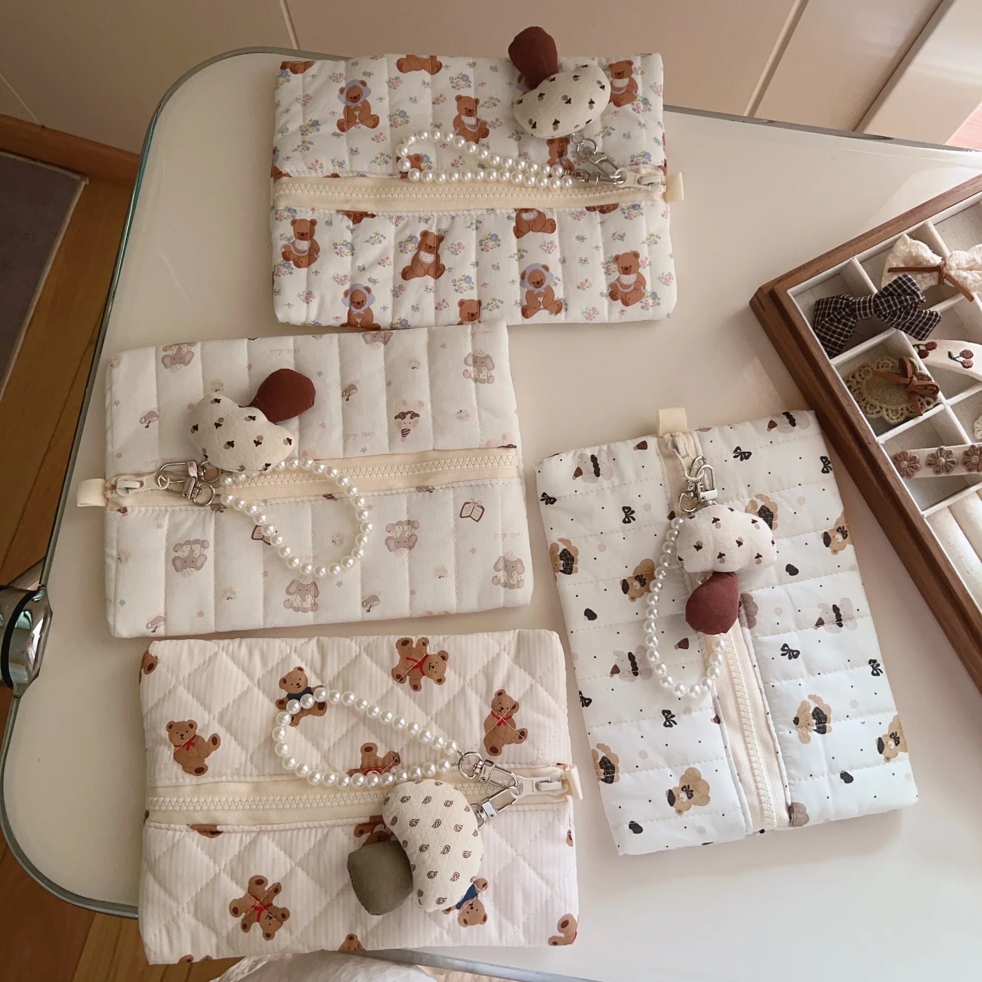 Bolsa de almacenamiento portátil de oso Vintage, bolsa para teléfono móvil, bolsa de maquillaje para lápiz labial, bolsa de acabado de viaje, colgante a juego y cadena de perlas