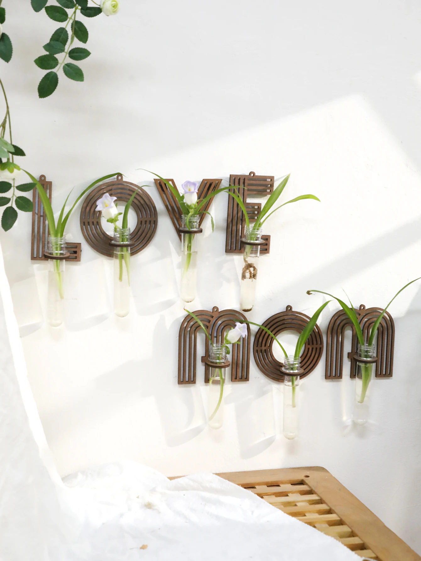 

Creative 'LOVE MOM' Flower Vase Wall Decor, Unique Wooden Design with Test Tube Planters, Perfect Gift for Mother's Day