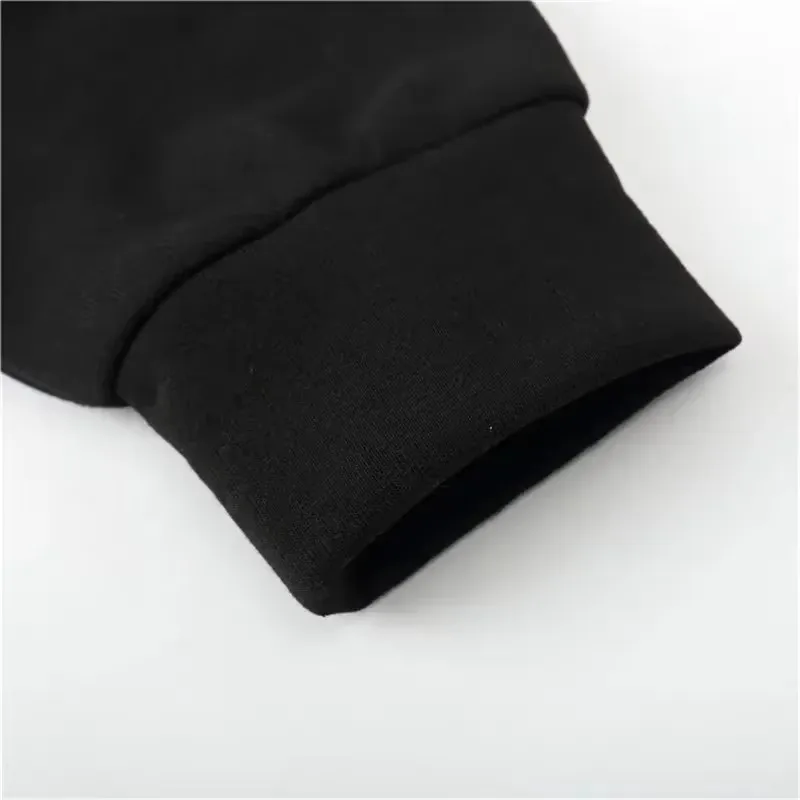 Winter- und Herbstmode für die Straße: Herren-Sweatshirt mit Kapuze und „Motorrad“-Muster. Warm und bequem. Oberteil für Outdoor-Bekleidung – Detail 10