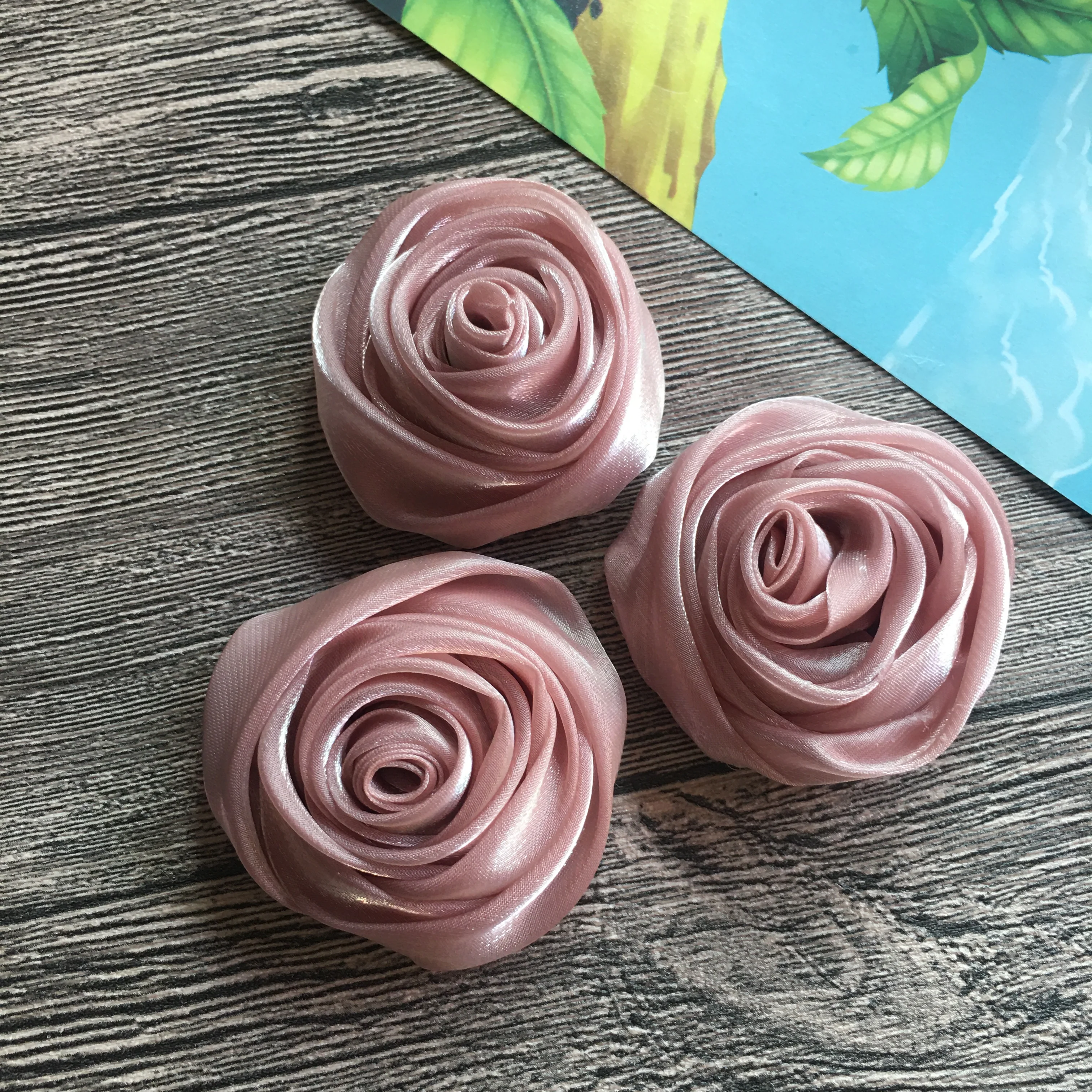 2.0 pollici tessuto solido fiori di rosa rosetta arrotolata schiena piatta bambini accessori fai da te Organza rosetta per cappelli scarpe indumento