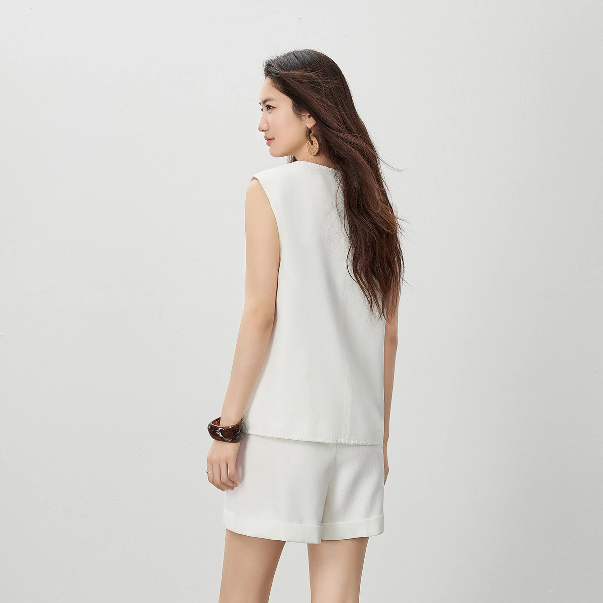 SENTUBILA Women Round Neck Color Block Sleeveless Vest Pleated Wide-leg Shorts Two-piece Set 2026 Summer Commuter 162ZA6637
