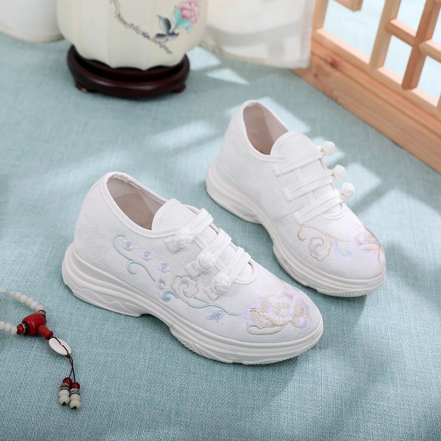 Size 35-41 Canvas Embroidered Shoes Chinese Cloth White Shoes Ethnic Style Wedges Middle Heels Cheongsam Hanfu Shoes