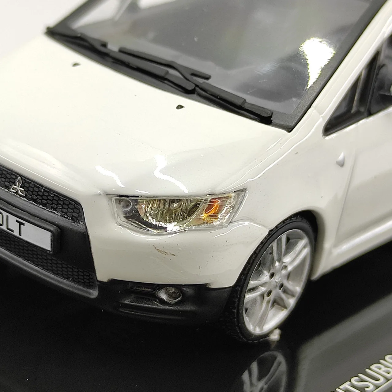 โมเดลรถเหล็กหล่อ VITESSE สเกล 1:43 รุ่น Mitsubishi COLT 3 ประตู สีขาวพอร์ซเลน พร้อมตำหนิบนพื้นผิว ของสะสม ของเล่น ของขวัญ