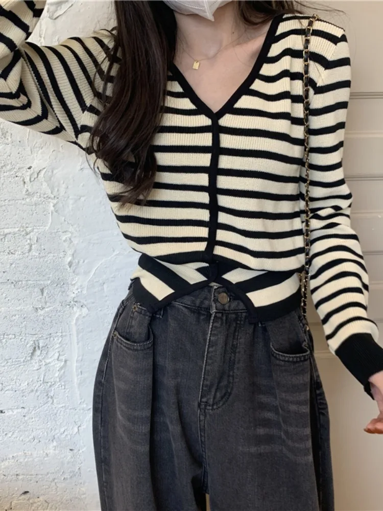 

Korean Style Women Contrast Color Striped Sweater Autumn V Neck Long Sleeve Knitted Shirts Casual All-matched Pullover Tops