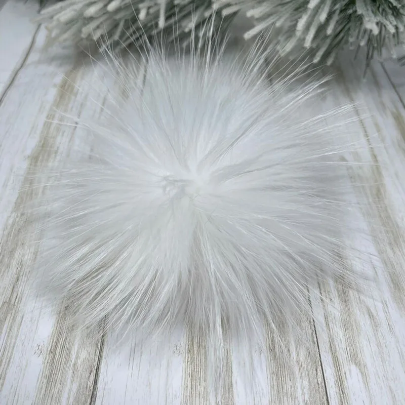 2 Stück/Los Großhandel 13cm und 15cm Naturfarbene Pompons aus echtem Waschbär- und Weißfuchs-Fell für warme gestrickte Winterkleidung – Detail 1