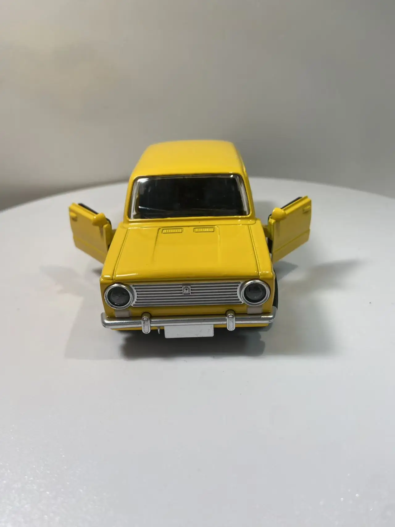 (Boxed) 1/36 Scale, Vintage Classic Sedan Style Toy Car, Powerful Spring, Metal Casting, Boy's Toy, the Best Gift.